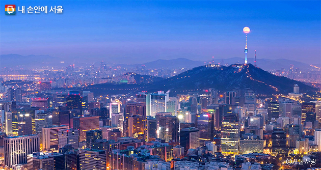 남산타워 위로 보름달이 보이는 서울 야경