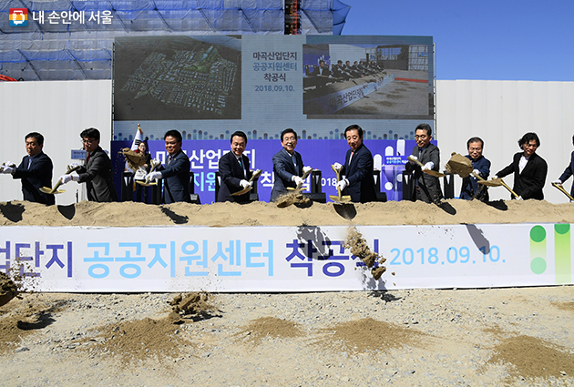 10일 개최된 마곡산업단지 공공센터 착공식에서 박원순 시장이 시삽을 하고 있다