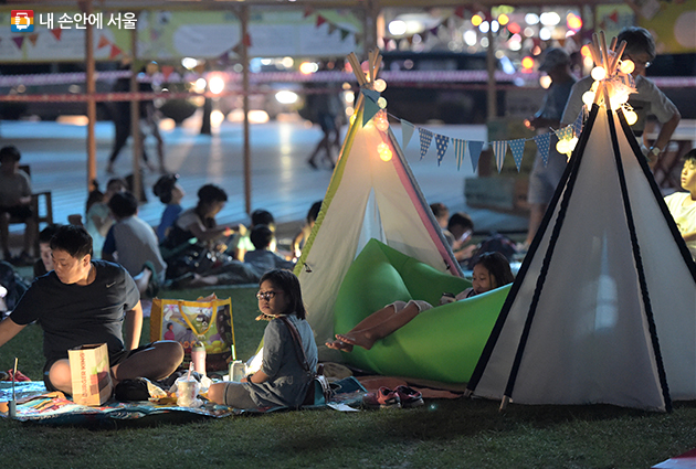 2017 서울 북 페스티벌에서 ‘북 캠핑’을 하는 시민들
