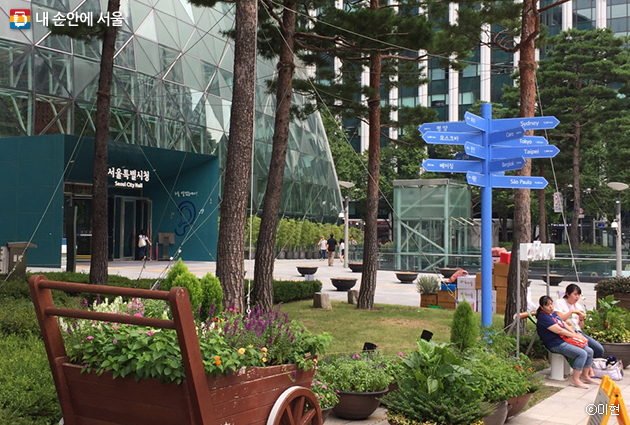 서울시청 신청사 앞에 설치된 세계도시 이정표
