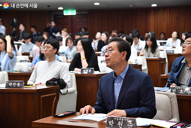 서울시를 대표해서는 박원순 시장이 청년의회에 참석했다