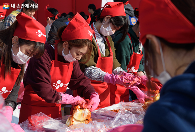 서울김장문화제 참가자들이 서울광장에서 김장나눔 체험을 하고 있다.