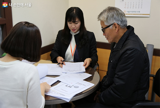 소송구조변호사 만남에 센터 상담관이 함께 동행해 주었다