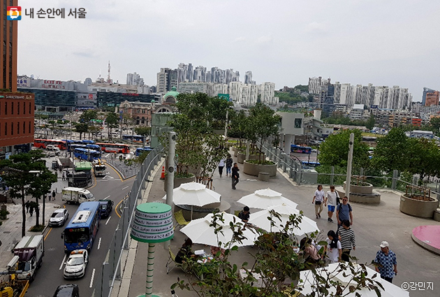 ‘서울로’를 걷는 시민들의 모습