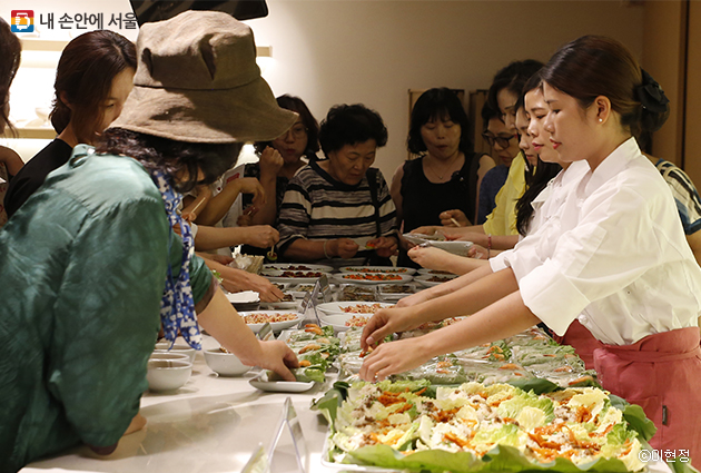 ‘귀염둥이 농산물 음식 박람회’에서 직접 요리 시연 후 시식행사도 가졌다