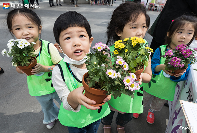 어린이들이 서울로7017에서 분양받은 소국 화분을 들고 있다.