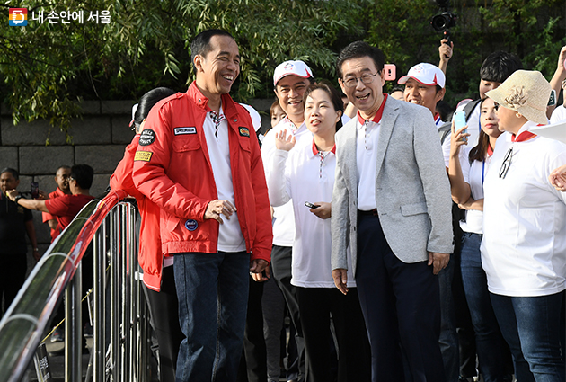 조코 위도도 인도네시아 대통령과 박원순 서울시장이 11일 만나 청계천을 함께 산책했다