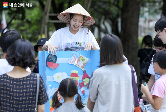 서울 청소년 환경축제에서 참여학생이 관람객들을 상대로 환경캠페인을 하고 있다.