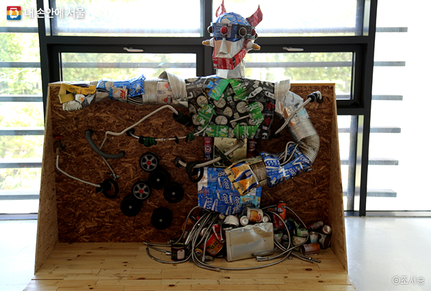 아이들 작품인 마징거 Z 로봇 : 캔,호스,바퀴,연통 등 폐자재가 새활용되어 로봇 흉상으로 변모하였다.