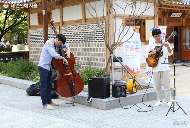 종로홍보관 앞에서 펼쳐진 김정관 트리오 밴드 거리예술 공연
