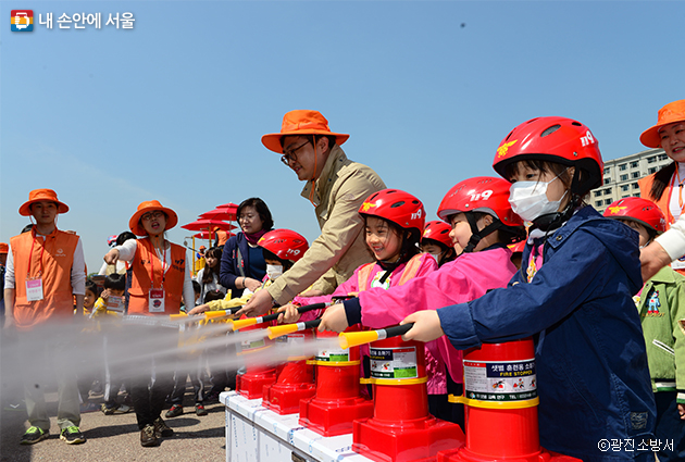 지난 ‘서울안전한마당’에서 소화기 사용법 체험하는 어린이들