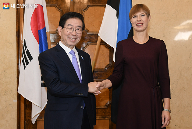박원순 시장이 유럽 내 디지털 정책을 선도하는 에스토니아를 방문, 케르스티 칼유라이드(Kersti Kaljulaid) 대통령을 만났다
