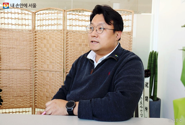 이정훈 서울시 감정노동종사자 권리보호센터 소장이 센터에 대해 자세히 설명해주고 있다