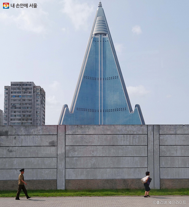 류경호텔(미완성). 우리나라가 63빌딩을 짓자 북한은 105층 규모의 류경호텔을 짓기 시작했다. 체제경쟁의 산물인 것이다. 참고로 류경은 평양의 옛 지명으로 버드나무가 많아 그렇게 불렸다고 한다.