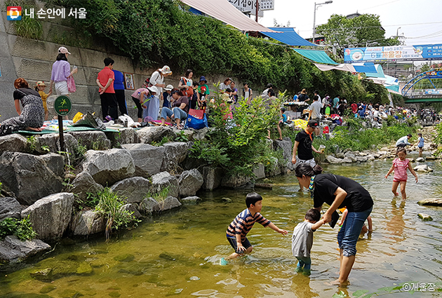 정릉천에서 열린 ‘개울장’에 많은 가족, 지역주민이 참가했다