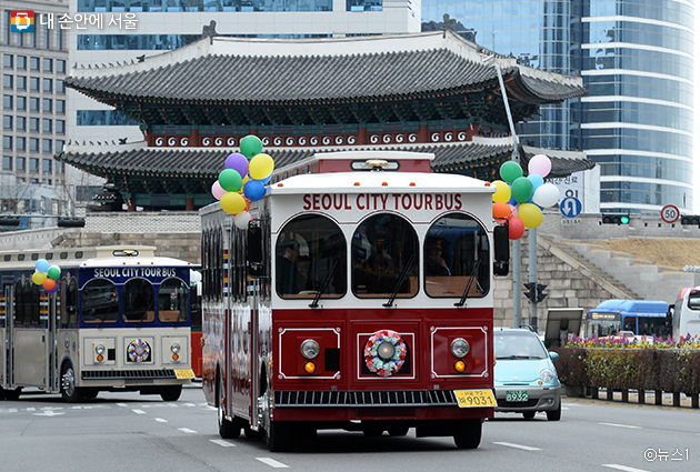 서울 주요 관광지를 둘러볼 수 있는 시티투어버스 중 트롤리버스