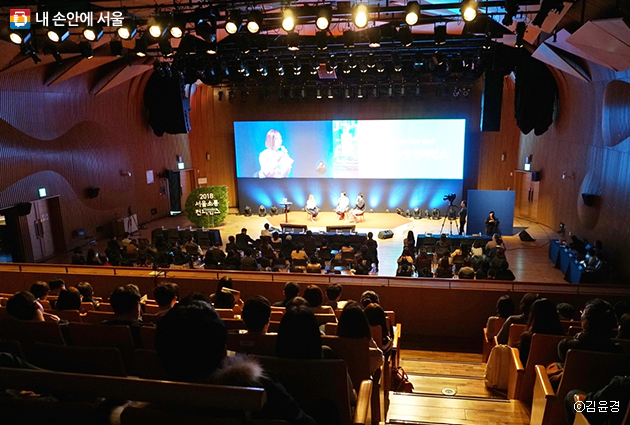 첫째날 서울 소셜 컨퍼런스에서는 다양한 연사들의 강연과 토크쇼가 이어졌다.