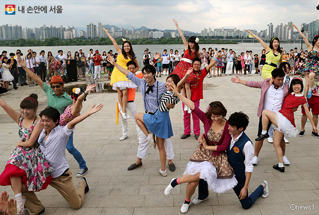 1,000여 명이 펼치는 댄스파티 ‘위댄스페스티벌’이 이번 주말(13일) 여의도한강공원에서 펼쳐진다. 사진은 2017년 여의도한강공원에서 열린 거리공연 모습