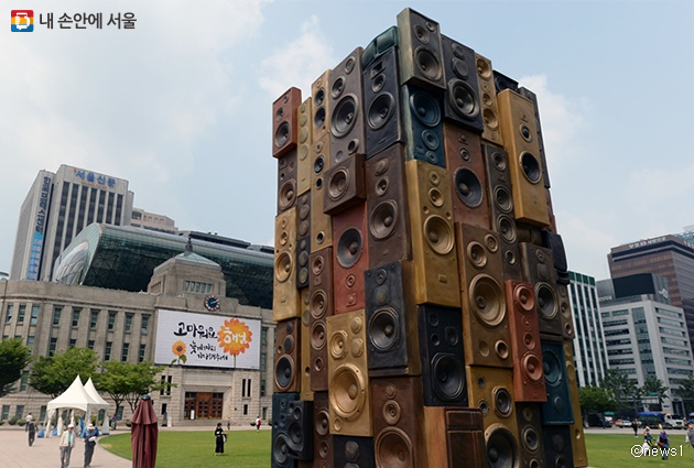 시민이 직접 공공미술작품을 심사하는 프로젝트를 통해 서울광장 앞에 설치된, 김승영 작가의 ‘시민의 목소리’ 작품