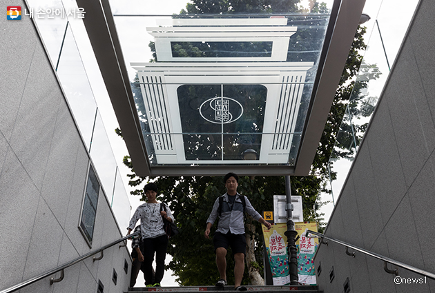 상하이 임시정부 청사대문을 표현한 안국역 ‘100년 하늘문’