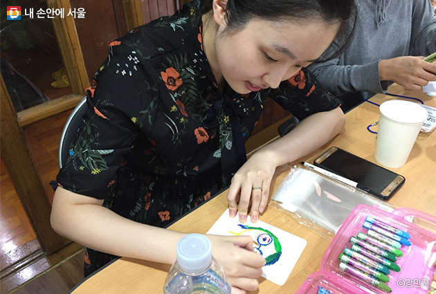 ‘모이소’ 입주 작가가 시민들에게 캐리커처를 그려주고 있는 모습