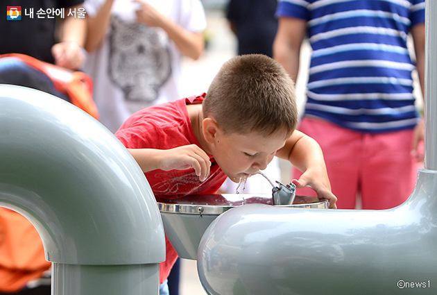 ‘아리수 블라인드 테스트’가 11~18일 시민청에서 열린다. 사진은 아리수 음수대에서 물을 마시는 어린이.