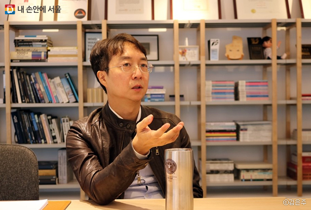 유현준 건축가가 살고 싶은 서울에 대해 이야기하고 있다