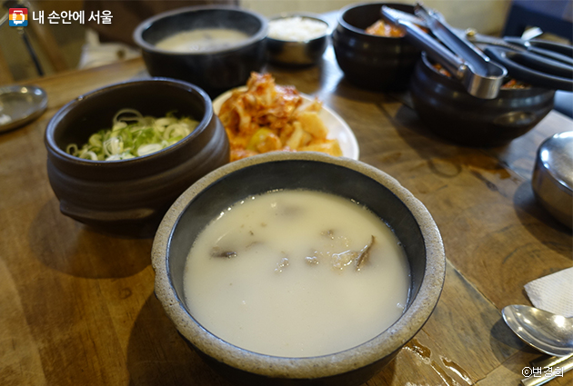 뽀얀 국물이 일품인 서울 대표 음식 설렁탕. 음식 분야에선 최초로 서울미래유산으로 선정되었다