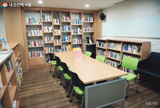 서울자유시민대학 은평학습장 내 학습카페, 평일 오전 9시~ 오후 6시까지 무료로 이용 할 수 있으며, 도서 대출도 가능하다.