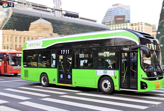 1711번 전기버스가 서울시청 앞을 달리고 있다