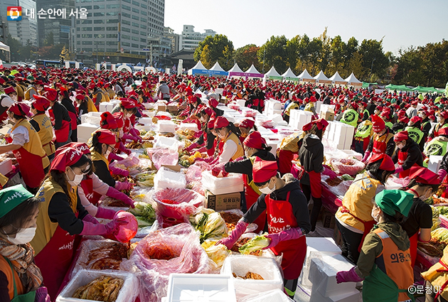 서울김장문화제의 김장나눔 프로그램에 참여한 시민들. 6천여 명이 모여 총 165톤의 김치를 담궜다.