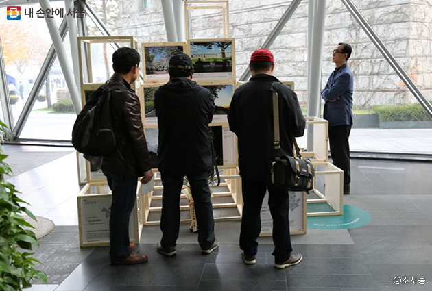 관람객들이 남산공원의 사진을 감상하고 있다.