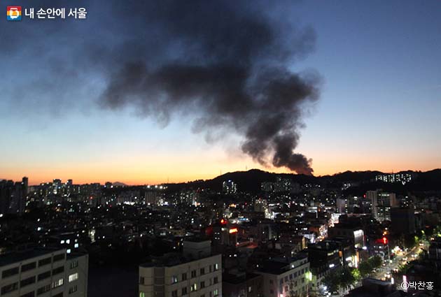 고양시 저유소 화재 사고가 발생했을 당시 모습, 검은 연기를 서울시내에서도 확인할 수 있었다