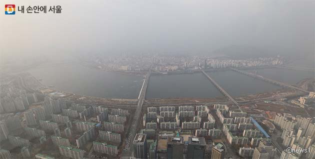 초미세먼지 농도가 '나쁨' 수준까지 치솟은 지난 19일 서울 도심 모습