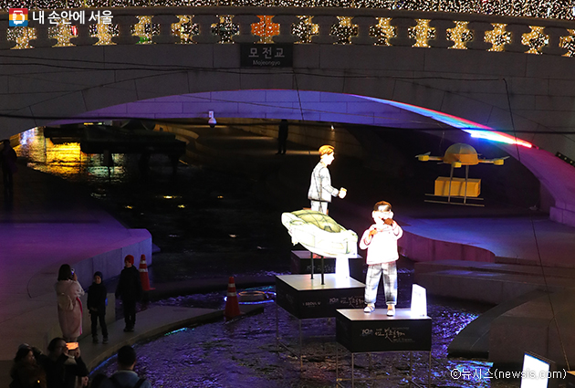 청계천 모전교에 설치된 ‘2018 서울빛초롱축제’ 조형물들