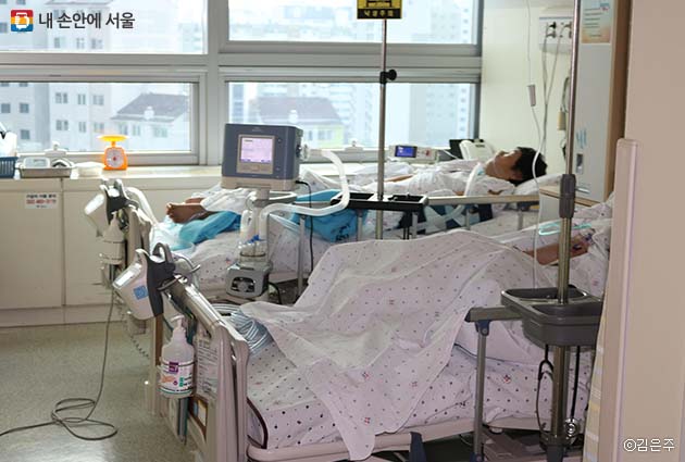 서울의료원 92병동의 병실에는 개인 간병인이나 보호자가 없다