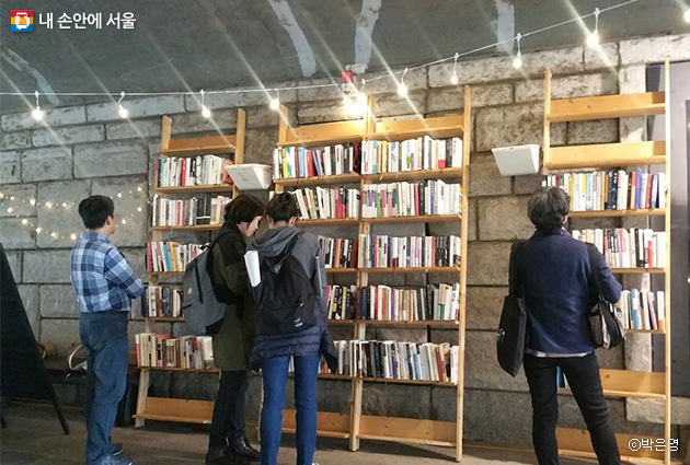 서울시는 헌책방 거리 활성화를 위해 2015년부터 `청계천 헌책방 거리 책 축제`를 개최하고 있다
