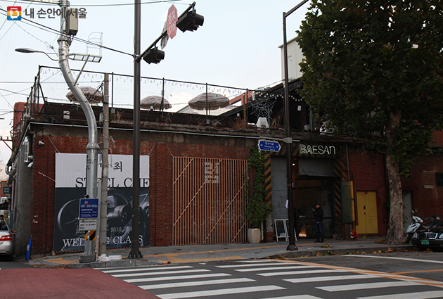 성수 수제화 거리에선 옛 공장 및 창고를 되살려 만든 카페 및 문화공간도 만날 수 있다.