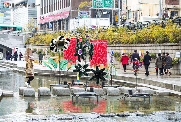폐모피로 만든 꽃 조형물. 일상 소재를 이용해 예술활동을 하는 아티스트 김현우의 ‘싱고니움의 기억’ 작품.