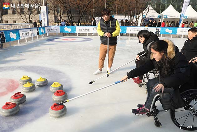 2017년 서울광장 스케이트장에서 휠체어 컬링 체험에 참여한 시민들