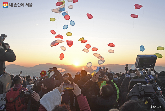 서울 광진구 아차산에서 해맞이객들이 일출시간에 맞춰 희망풍선을 날리고 있다.