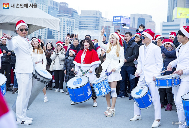 12월 22일 서울로7017에서 진행된 ‘산타모자 대행진’, 크리스마스 분위기를 한껏 느낄 수 있는 행사였다.