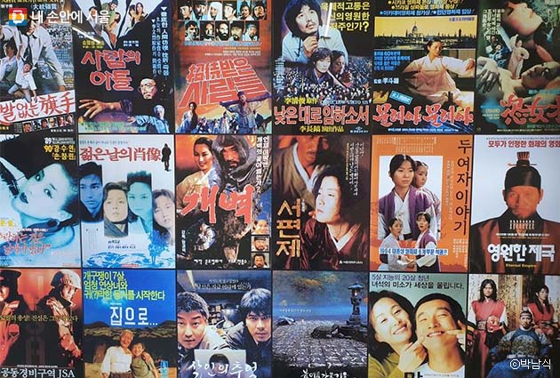충무로역에 전시된 한국영화 포스터들, 한국영화의 역사를 한눈에 살펴볼 수 있다.