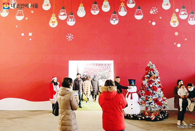 개장 첫날 많은 사람들이 동대문디자인플라자에서 열린 서울크리스마스마켓을 찾았다