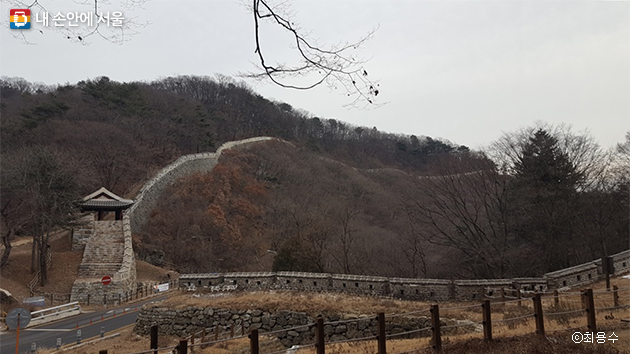 숨어있어 덜 알려진 서울 최고의 해넘이 명소 ‘남한산성 서문 전망대’