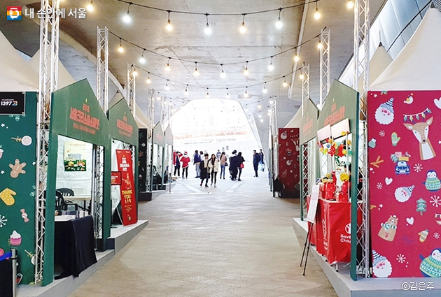 동대문역사문화공원역에서 나오면 어울림광장에 설치된 크리스마스마켓을 만날 수 있다