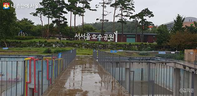 서서울호수공원 입구, 서서울호수공원은 김포공항 인근에 자리하고 있다.