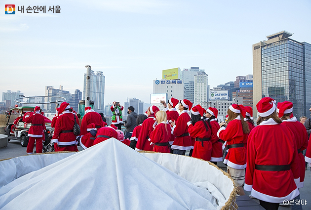 산타가족과 청년산타, 시민들이 산타복장을 하고 서울로7017을 가로지르는 진풍경이 펼쳐졌다.
