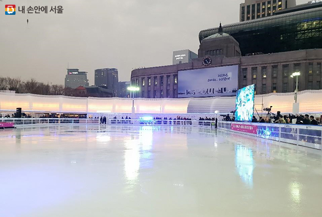 서울광장 스케이트장이 2019년 2월 10일까지 운영된다.