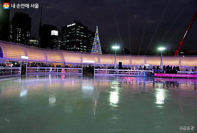 서울광장 스케이트장은 로맨틱한 데이트장소 및 놀이공간으로 사랑받고 있다
